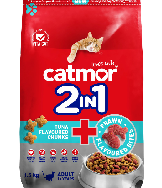Catmor 2-in-1 Adult Dry Cat Food, Tuna and Prawn Flavour, a red and gray 1.5 kg bag of adult cat food featuring bone-shaped Tuna Flavoured Chunks mixed with fish-shaped red Prawn Flavoured Bites, highlighting the Vita-Cat formula for a healthy heart, immune system, skin, and digestive system.